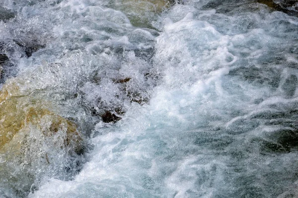 Puissant Écoulement Eau Sur Les Pierres Rivière Montagne Près — Photo