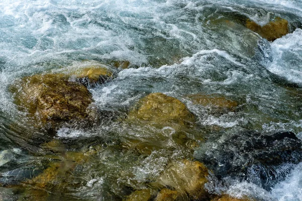 Puissant Écoulement Eau Sur Les Pierres Rivière Montagne Près — Photo