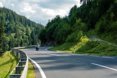 Alpler üzerinden bir dağ Asfaltlı yol. Avusturya.