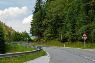 Alpler üzerinden bir dağ Asfaltlı yol. Avusturya.