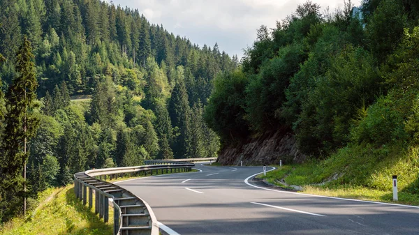 Uma Pitoresca Estrada Asfaltada Através Dos Alpes Áustria — Fotografia de Stock