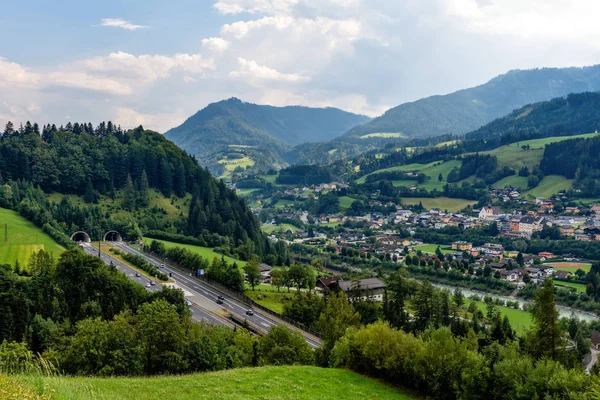 Bela Vista Das Montanhas Entrada Para Túnel Autobahn Perto Aldeia — Fotografia de Stock