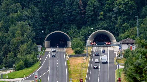 美丽的山景和奥地利 Werfen 村附近的 Autobahn 隧道入口 — 图库照片