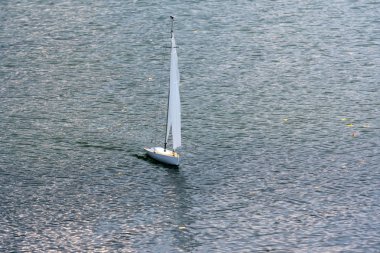 Yat modeli gölde yüzen yelken beyaz.