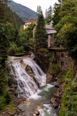 Eski değirmen ev ve Avusturya şehrin Bad Gastein Şelalesi.