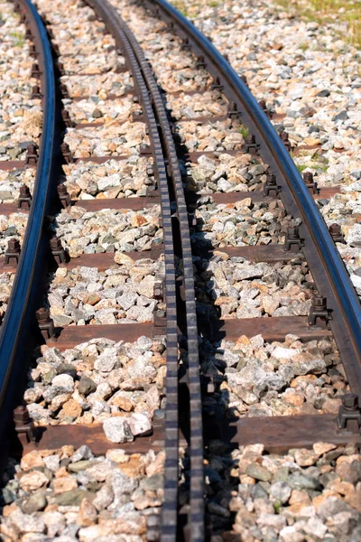 Närbild Ett Järnvägsspår Med Ett Rack — Stockfoto