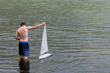 Worthersee, Avusturya, - 5 Ağustos 2018: bir adam bir Yelkenli Yat uzaktan kontrol eder küçük gölde bir ölçekli modeli