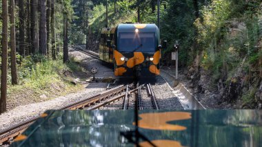 Puchberg, Avusturya, - 9 Ağustos 2018: raf Schneeberg dağ yolunda Salamander adlı tren. Trenden görüntülemek.