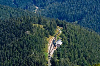 Puchberg, Avusturya, - 9 Ağustos 2018: Schneeberg dağ havadan görünümden raf tren adlı Salamander İstasyonu.