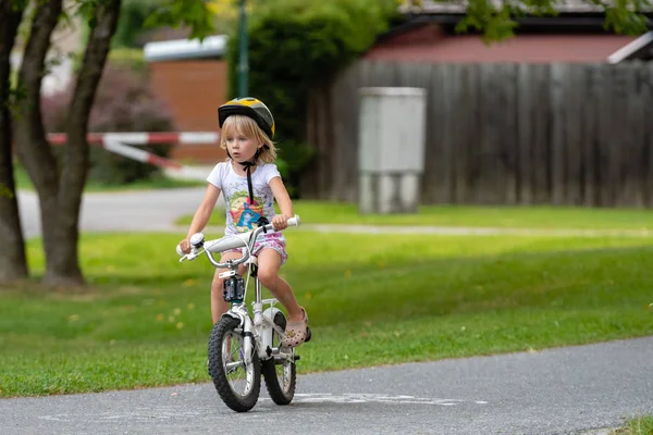 Werfen Austria Sierpnia 2018 Mała Dziewczynka Jeździ Rowerem Ścieżkach Park — Zdjęcie stockowe