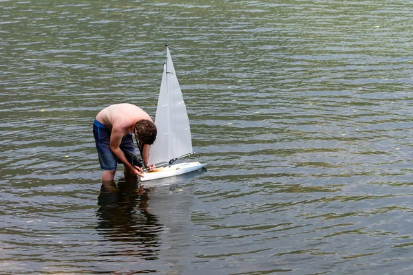 Worthersee Áustria Agosto 2018 Homem Controla Remotamente Modelo Iate Vela — Fotografia de Stock