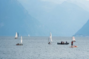 Gmunden, Avusturya, - 03 Ağustos 2018: mavi su göl manzara botları. Traunsee. Dağ arka plan.