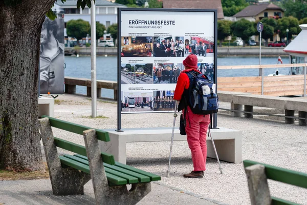 Gmunden Ausztria Augusztus 2018 Egy Mankóval Egy Hátizsákban Megáll Billboard — Stock Fotó