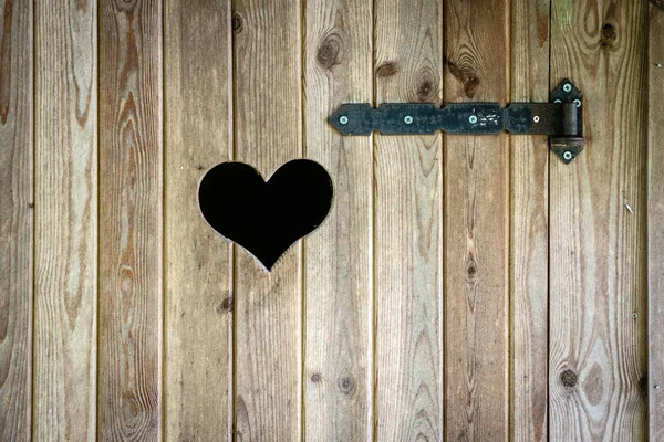 Ξύλινα Υπαίθρια Τουαλέτα Την Καρδιά Στην Πόρτα — Φωτογραφία Αρχείου