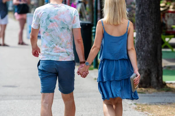 Happy Young Couple Walking Holding Hands — Stock Photo, Image