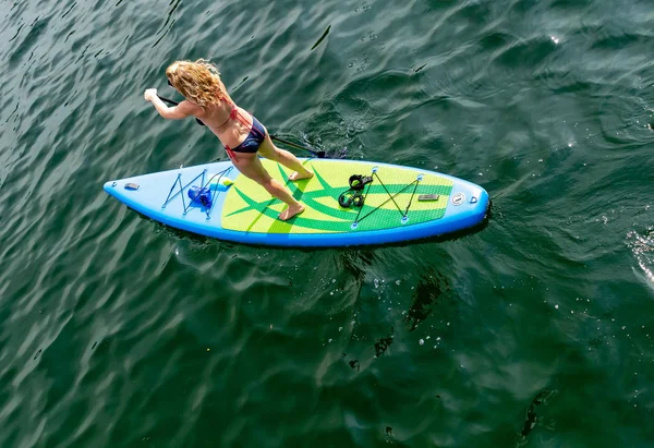 Vue Aérienne Jeune Femme Sur Paddle Board Bord Lac Sup — Photo