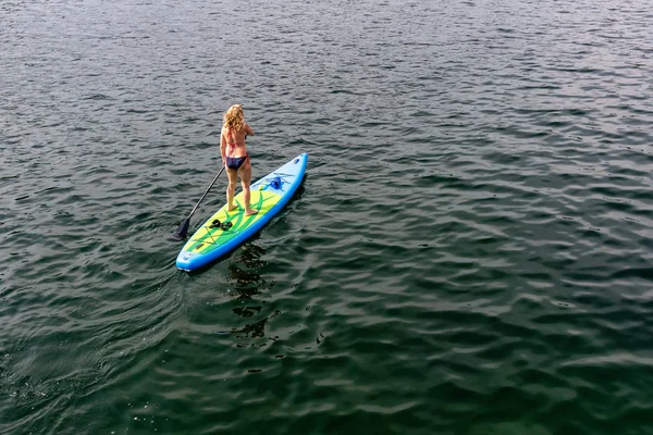 Jeune Femme Sur Paddle Board Bord Lac Sup Vue Dos — Photo