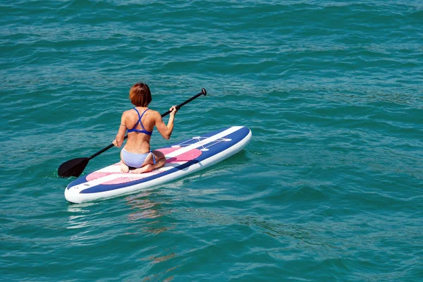 Jeune Femme Sur Paddle Board Bord Lac Sup Vue Dos — Photo