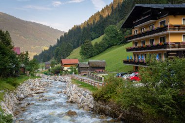 Bad Gastein, Avusturya - 06 Ağustos 2018: Köy ve dağ Vadisi Nehri yakınında otel.