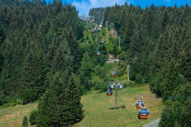 Bad Gastein, Avusturya - 06 Ağustos 2018: Hava teleferik orman yolundan tepenin üst için.