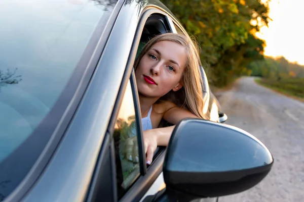 Eine Junge Schöne Frau Mit Langen Haaren Sitzt Steuer Des — Stockfoto