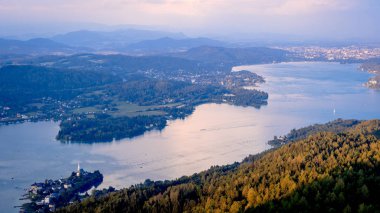 Gözetleme Kulesi Pyramidenkogel akşam görünümünden dağ ve göl Woerth, Carinthia, Avusturya