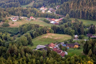 Gözlem Kulesi Pyramidenkogel vew dağ köyü, Carinthia, Avusturya