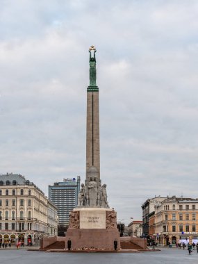 Riga, Letonya - 14 Kasım 2018: Letonya 100 yıl. Özgürlük Anıtı, şeref kıtası askerler. Letonca Anavatan ve Özgürlük Anıtı üzerinde yazıt