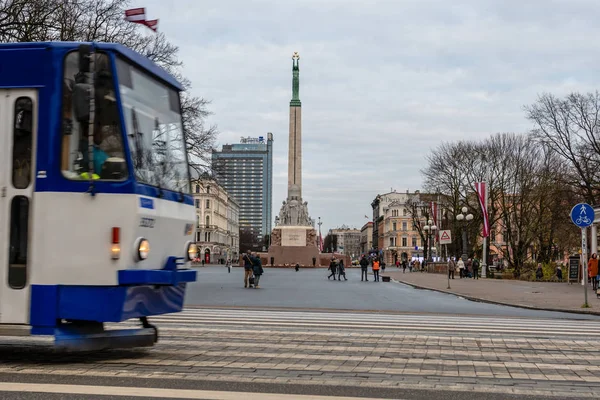 Рига Латвія Листопада 2018 Латвія 100 Років Пішоходів Трафіку Монумент — стокове фото