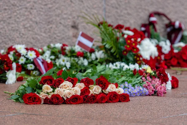 Latvia 100 Years Red White Flowers Compositions Freedom Monument City — Stock Photo, Image
