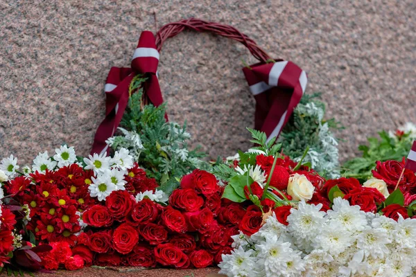 Λετονία 100 Χρόνια Κόκκινο Και Λευκό Λουλούδια Συνθέσεις Στο Μνημείο — Φωτογραφία Αρχείου