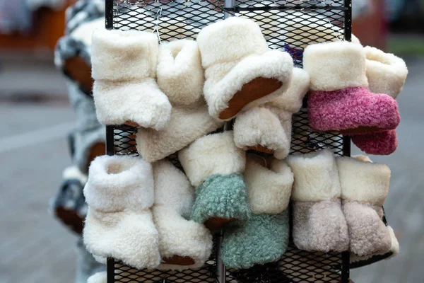Rumah Dibuat Woolen Anak Sepatu Dengan Warna Yang Berbeda — Stok Foto