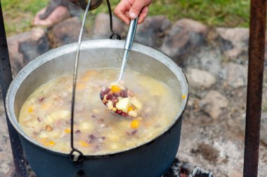 Kamp ateşi üzerinde bir tencerede yemek. Yaz kamp kavramı.