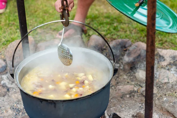 Μαγείρεμα Των Τροφίμων Μια Κατσαρόλα Στη Φωτιά Καλοκαιρινή Κατασκήνωση Έννοια — Φωτογραφία Αρχείου