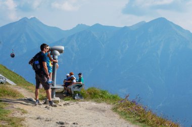 Bad Gastein, Avusturya - 06 Ağustos 2018: Bir yürüyüşçü arıyor mesafe içine.
