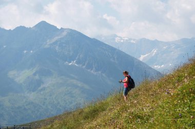 Bad Gastein, Avusturya - 06 Ağustos 2018: alp hills çivi ile aşağı hiking kadın uzun yürüyüşe çıkan kimse.