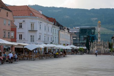 Leoben, Styria, Avusturya - 06 Ağustos 2018: Hauptplatz, görünümü Pestsaule şehrin merkezi Meydanı'nda.