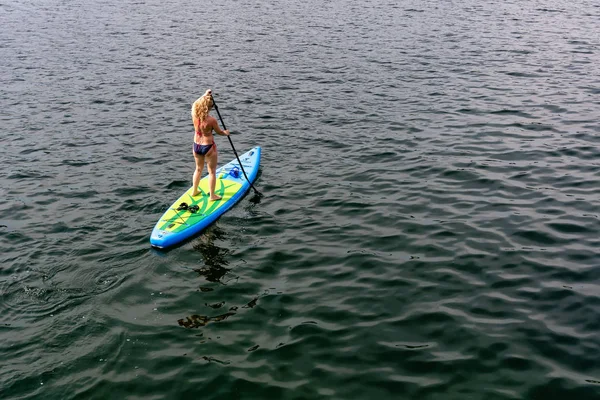 Gmunden Austria Agosto 2018 Mujer Joven Paddle Board Lago Sup —  Fotos de Stock