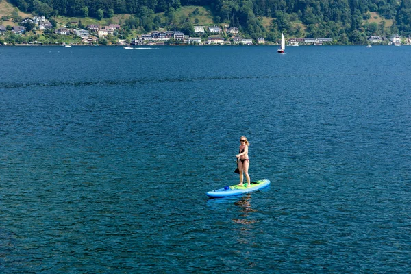 奥地利格蒙登 2018年8月3日 湖上划桨板上的年轻女子 — 图库照片