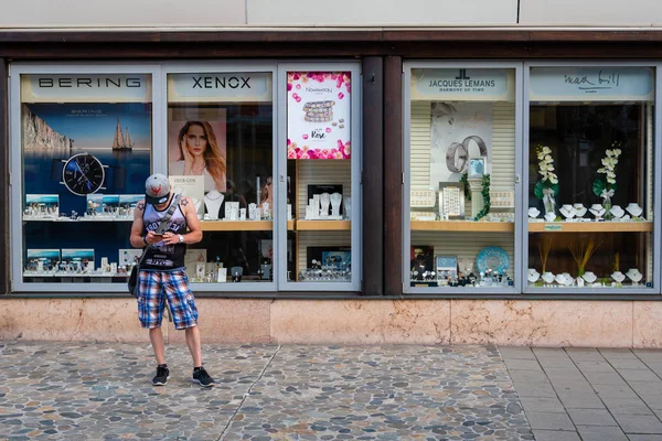 Leoben Stájerország Ausztria Augusztus 2018 Ember Áll Járdán Kirakatba Úgy — Stock Fotó