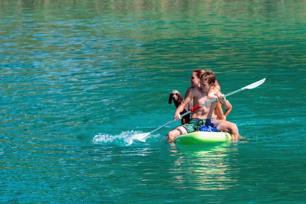 Gmunden Austria Agosto 2018 Familia Con Perro Paddle Board Lago —  Fotos de Stock