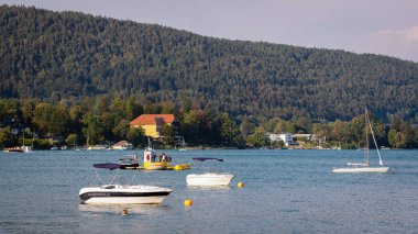 Worthersee, Avusturya - 07 Ağustos 2018: Göl, güzel binalar, Dağları, ormanları, Karayolları sahil hattı büyük sahne tekne. Su eğlence türü zevk turist.