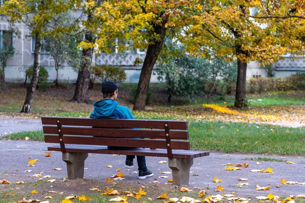 Arkadan Görünüşü Adam Bir Banka Bir Parkta Yalnız Adam — Stok fotoğraf