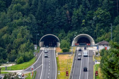Güzel görünümü autobahn tünel Werfen, Avusturya village yakınındaki girişine ve dağlar