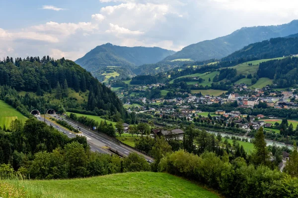 Bela Vista Das Montanhas Entrada Para Túnel Autobahn Perto Aldeia — Fotografia de Stock