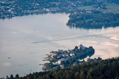 Gözetleme Kulesi Pyramidenkogel akşam görünümünden dağ ve göl Woerth, Carinthia, Avusturya