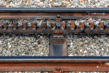 Tren yolu ile bir raf Close-Up.