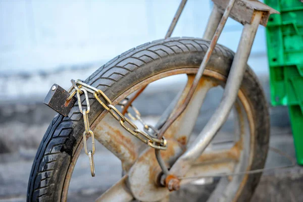 Szczelnie Góry Fotografia Stary Motocykl Przednie Koło Jest Zablokowany Łańcuchu — Zdjęcie stockowe