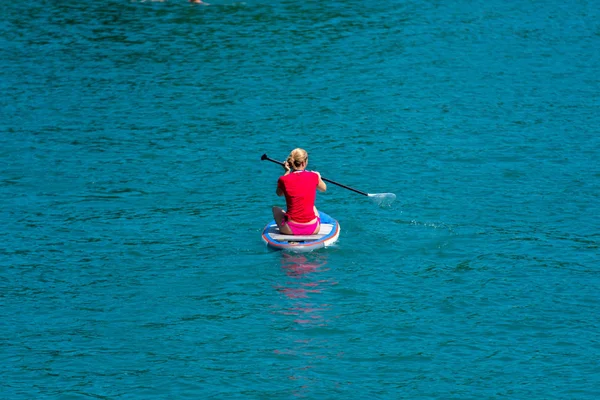 Gmunden Áustria Agosto 2018 Jovem Tabuleiro Remo Lago Sup Vista — Fotografia de Stock