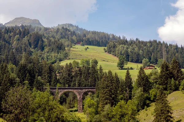 Uma Paisagem Alpina Pitoresca Com Uma Antiga Ponte Ferroviária Áustria — Fotografia de Stock